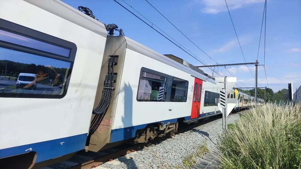 مراهقة تفقد حياتها تحت عجلات القطار بسبب استخدام هاتف محمول في بلجيكا